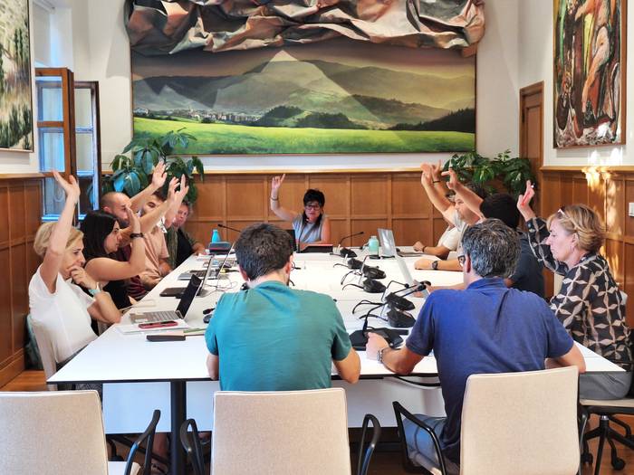 2024ko ordenantza fiskalak hasieraz onartu eta Txirikordaren obra kontratua suntsitzea erabaki du udalbatzak