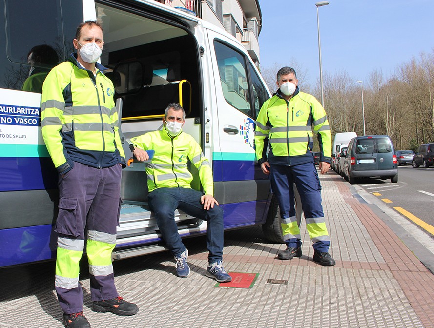 Anbulantzietako langileak: “Ez gaituzte lehen lerrokotzat hartzen. Eta izan, bagara”