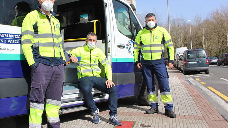 Anbulantzietako langileak: “Ez gaituzte lehen lerrokotzat hartzen. Eta izan, bagara”