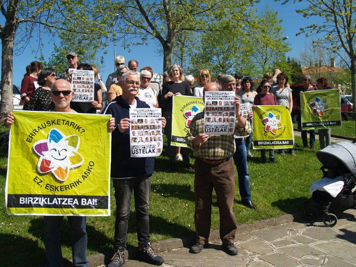 EITB-k erraustegiari buruzko eztabaida eman dezan eskatzeko sinadura bilketa azken txanpan