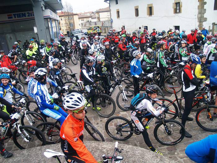231 kirolari izena emanda, igandeko Irisasi BTT Hotzak Akabatzen proban