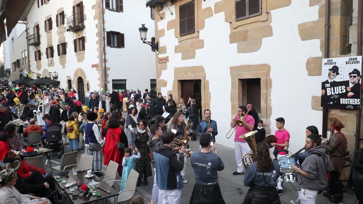 Asteburuko mozorro festa iruditan