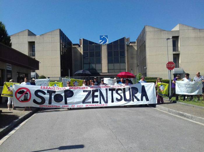 Erraustegiaz EITB-n eztabaidatzea eskatzeko sinadurak, hilaren 17ko elkarretaratzean aurkeztuko dituzte Miramonen