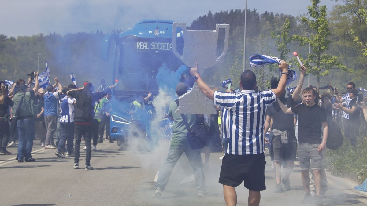 Agur beroa eskaini diote Errealari zaleek Sevillarantz abiatu direnean