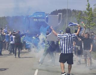 Agur beroa eskaini diote Errealari zaleek, Sevillarantz abiatu direnean