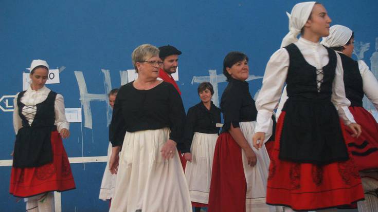 Txupinazoa jaurti ostean ere, dantzan segi zuten Orbeldi Taldekoek