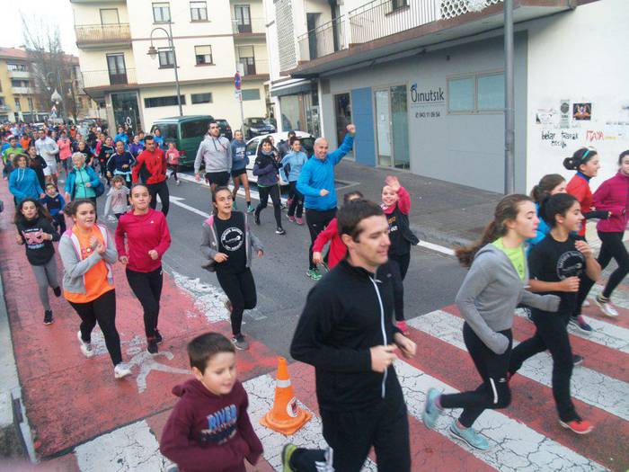 Abenduaren 31ko herri lasterketarako izen ematea aurrez, Hurbilagoren saltokietan