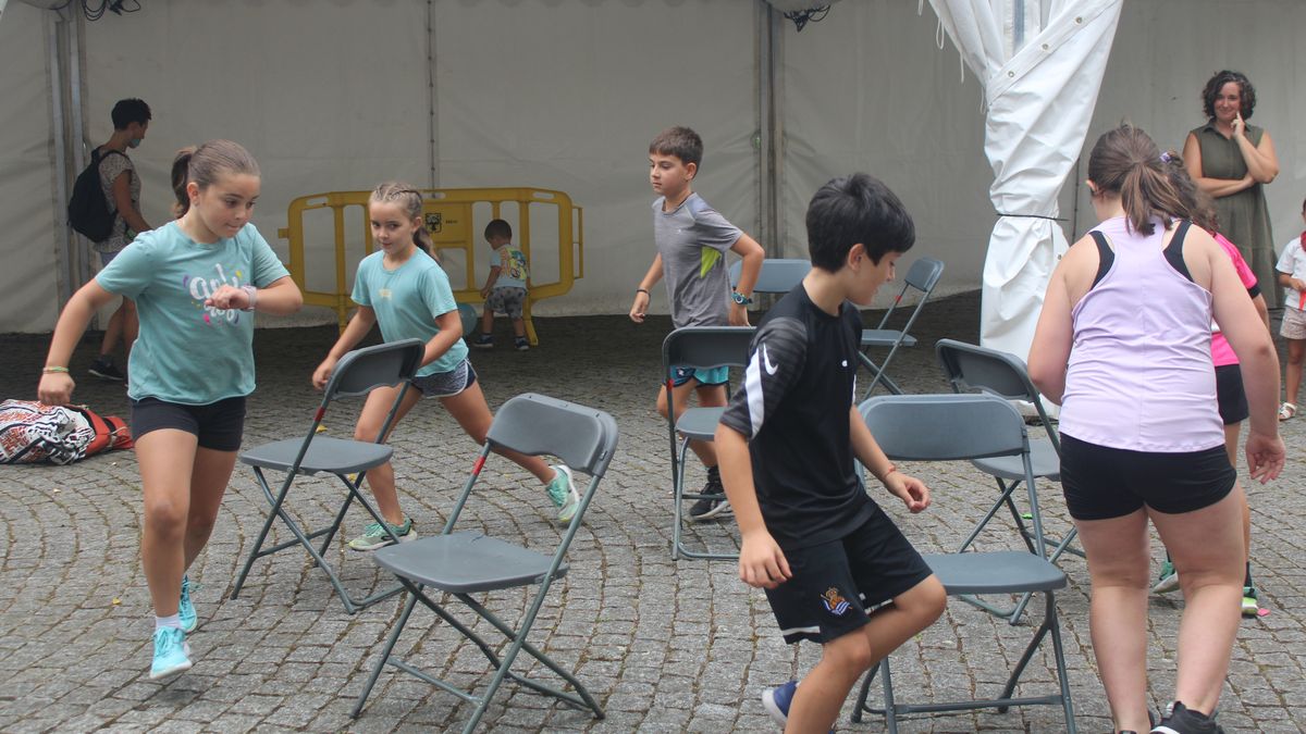 Gaztetxoenak jaien nagusi San Estebango plazan