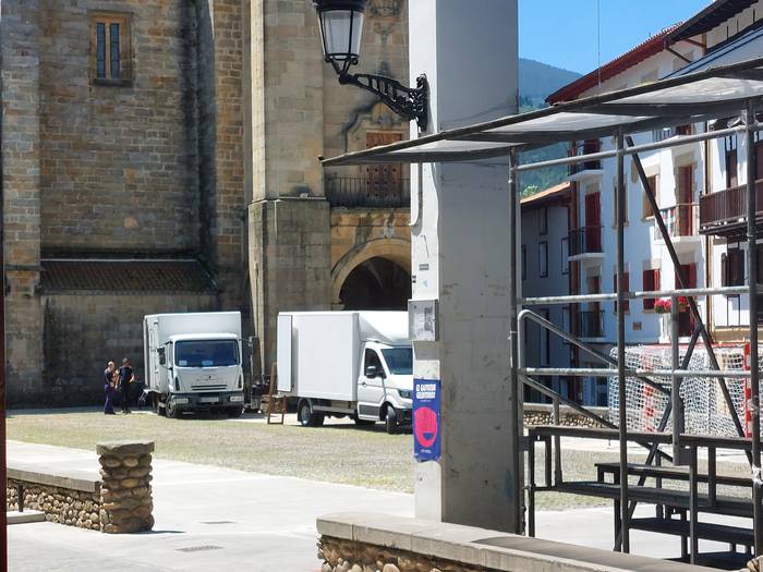 Kamerak eta fokuak, eliza inguruan egunotan