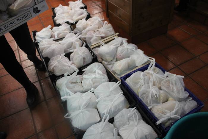 Lehenengo afari solidarioa sukaldatu eta garraiatu dute