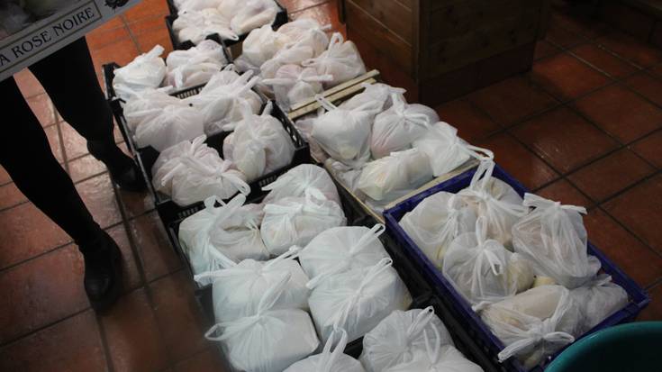 Lehenengo afari solidarioa sukaldatu eta garraiatu dute