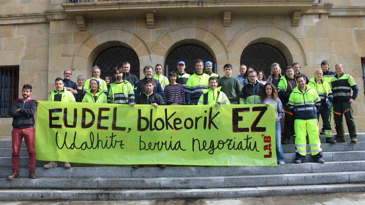 Blokeoa gainditu eta Udalhitz berria negoziatzea galdegin dute udal langileek LAB-ek deitutako bilkuran