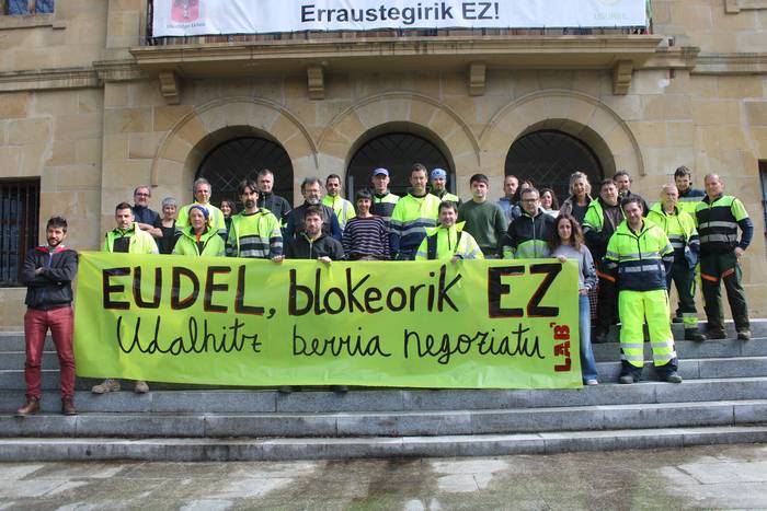 Blokeoa gainditu eta Udalhitz berria negoziatzea galdegin dute udal langileek LAB-ek deitutako bilkuran