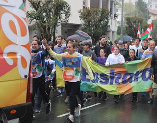 Euritan ere, jendetza euskaraz bizitzeko egarriz lasterka herri erdigunean