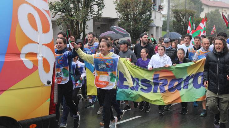 Euritan ere, jendetza euskaraz bizitzeko egarriz lasterka herri erdigunean
