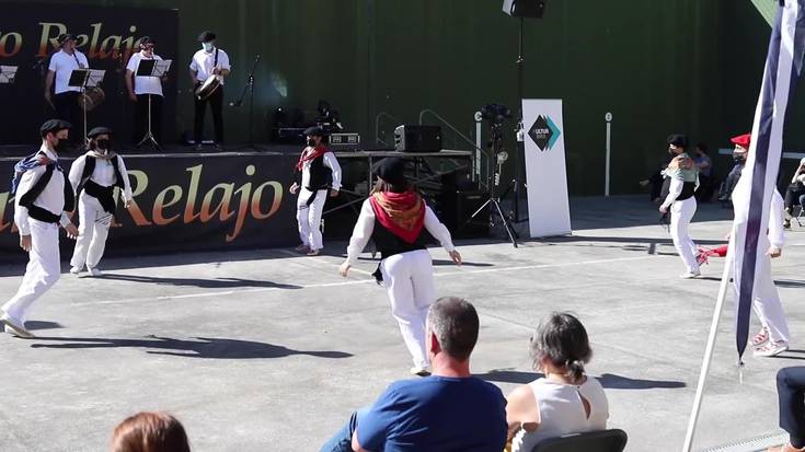 Orbeldi Dantza taldeak Baztango eta Oñatiko dantzak erakutsi ditu Artzabalen