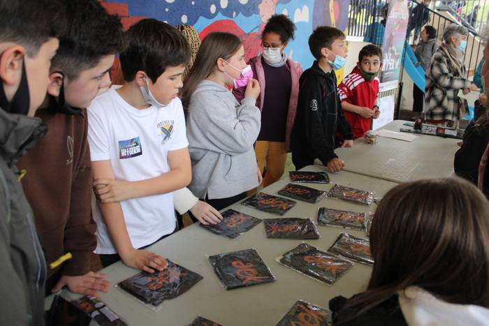 Korrikaren materiala salduz, Udarregiko LH 6-ko ikasleak AEK-rentzako laguntza biltzen