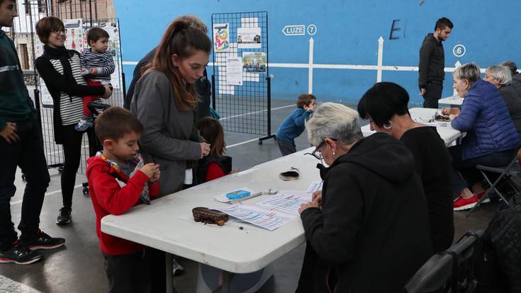 Ehunka herritarrek jaso dituzte Euskaraldirako beharrezko txapa eta argibideak
