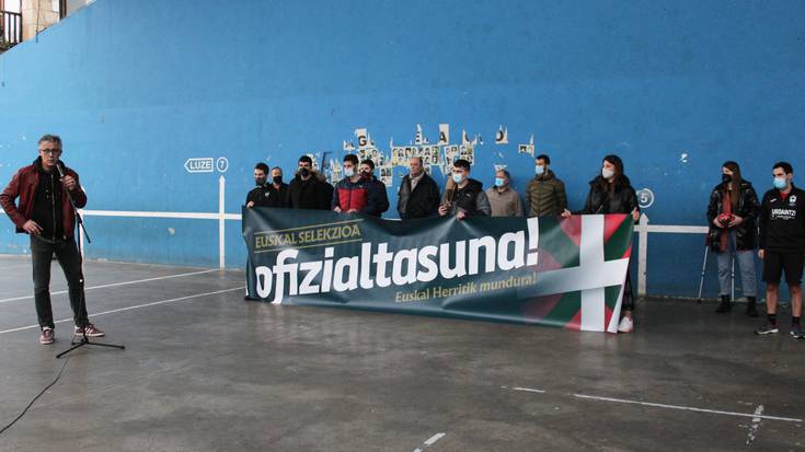Euskal selekzioen ofizialtasunaren aldarriarekin bat egin dute herriko kirolariek