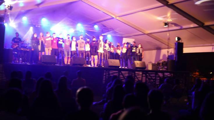 Bertsio gauean musikari guztiak oholtzan