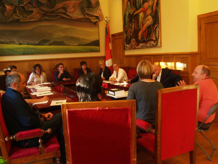 "Donostiako Udala txanpon eta etxe batzuen truke saltzen ari da Zubieta"