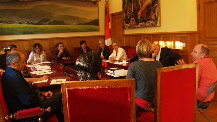 "Donostiako Udala txanpon eta etxe batzuen truke saltzen ari da Zubieta"