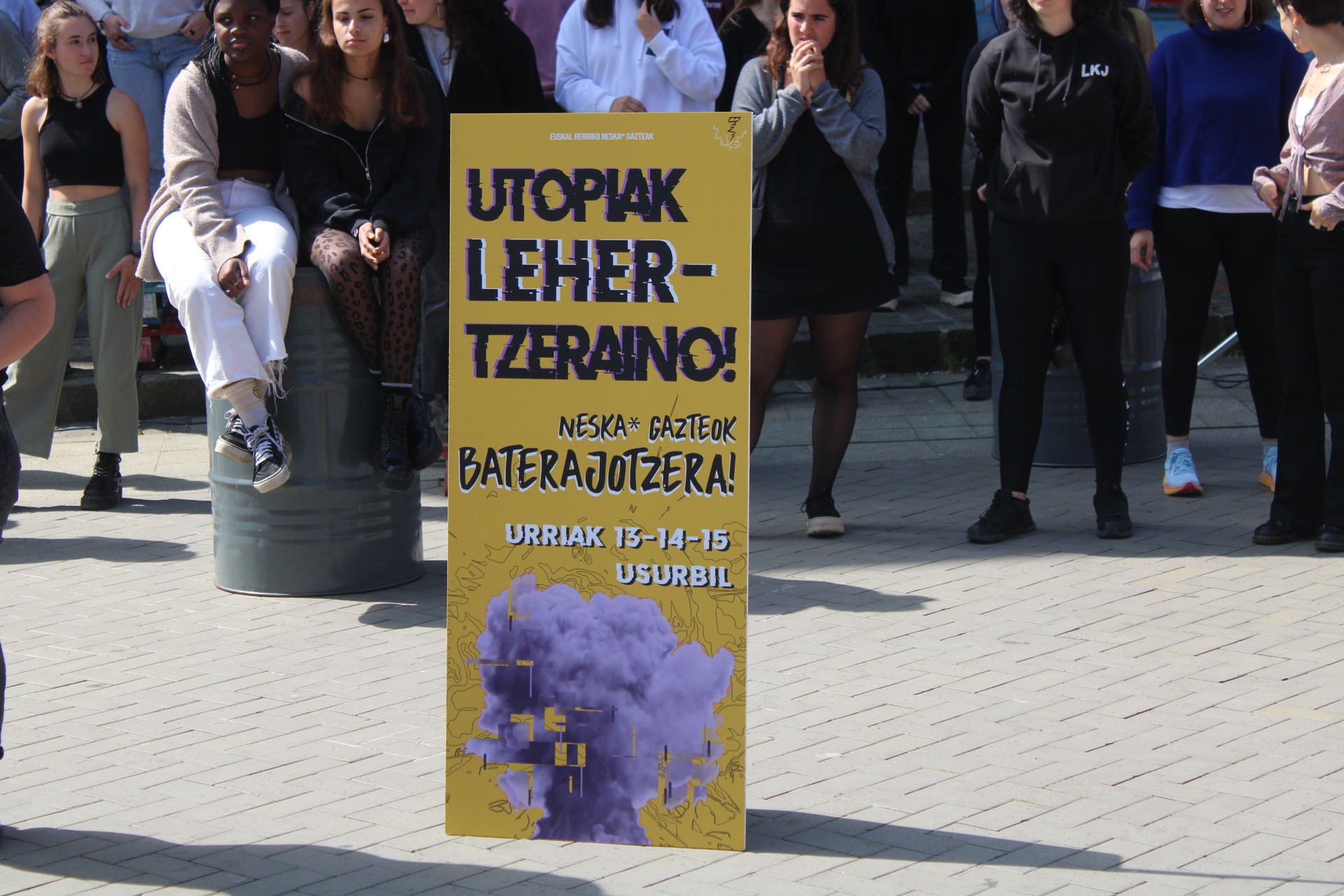 "Utopiak lehertzeraino, Neska* Gazteok Baterajotzera!"