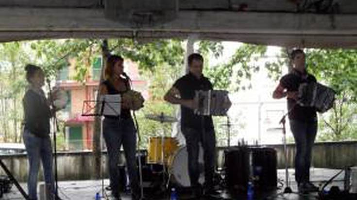 Santixabel Eguna ere, dantza batean joan zaigu