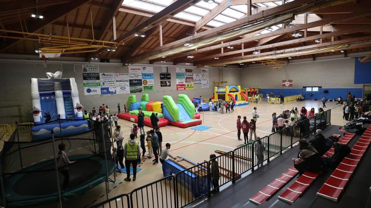 Haurren jolastoki handia, igandera arte zabalik