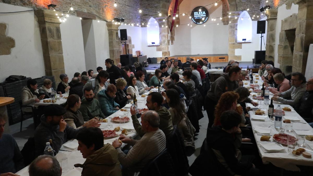 Erromeriaz eta bertsoz girotu dute Aginagako Eliza Zaharra