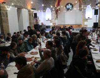 Erromeriaz eta bertsoz girotu dute Aginagako Eliza Zaharra