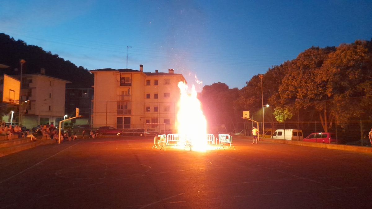 Santuenean ere harrera girotua egin diote udako solstizioari
