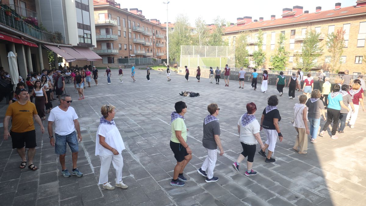 Dantza giro bizian agurtu du ikasturtea Orbeldik, uda garaiko biraren atarian