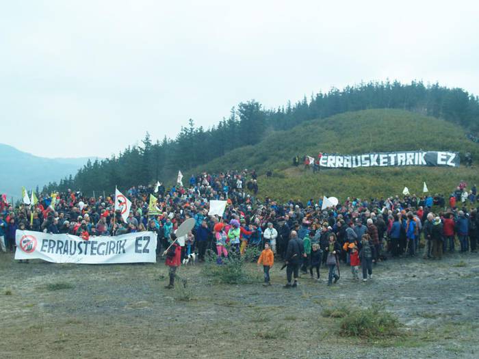 4.000 errekurtsotik gora, erraustegiaren baimen bateratuaren aurka