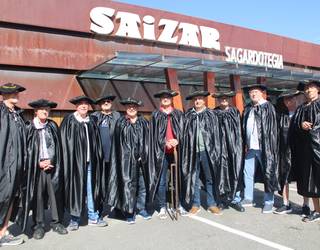 Baba beltz txikia sustatzen segitzeko kofradekide berrien etorrerak etenik ez
