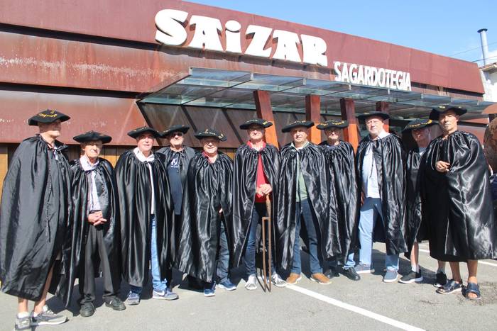 Baba beltz txikia sustatzen segitzeko kofradekide berrien etorrerak etenik ez