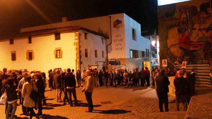 Laguntza aregotzeko deia egin dute, euskal presoen eskubideen aldeko elkarretaratzean