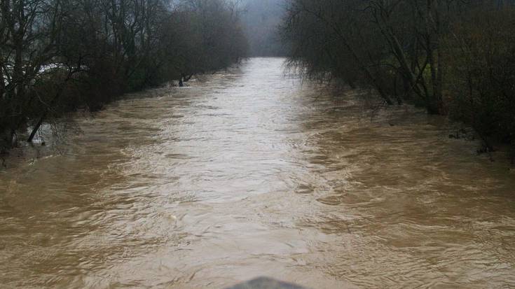 Oria ibaiak goia jo du, baina bere bidetik dator