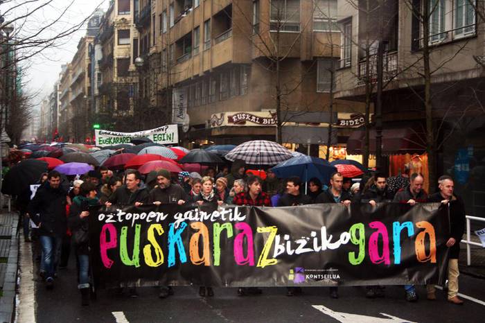 Eusko Legebiltzarrak babesa adierazi die, Urquijoren helegiteak jaso dituzten udalei