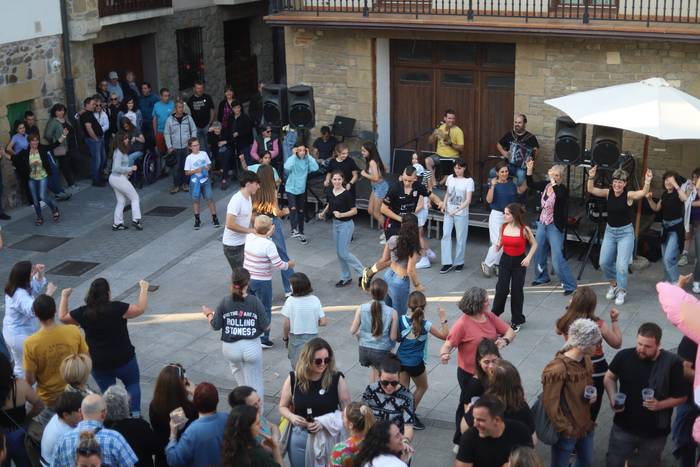 Dantza eta erromeria giroa nagusi, hurrengo  bi asteburuotan