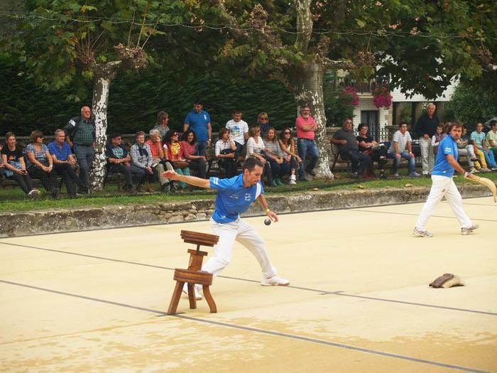 Zubietako Txerri Festako bazkaritarako txartelak salgai, azken egunez