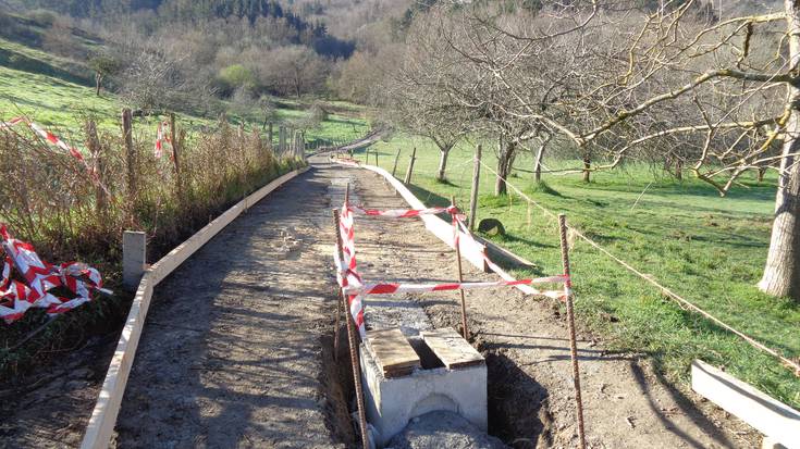 Hainbat lan, errepide eta bideetan