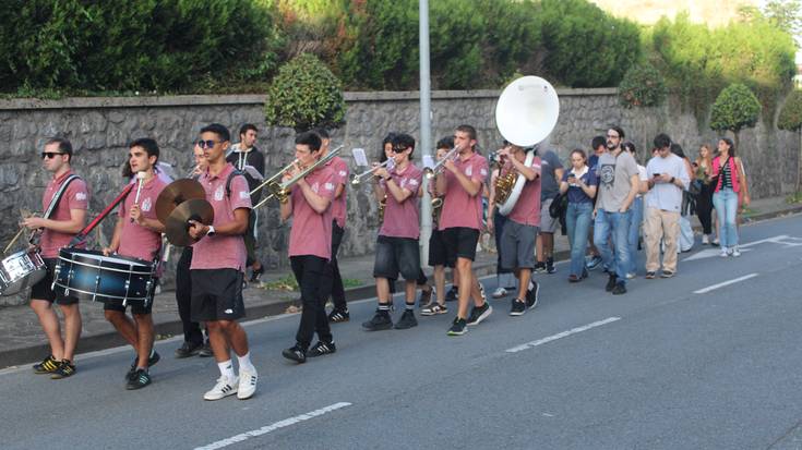 Festa giroaren etorrerak txaranga bidelagun