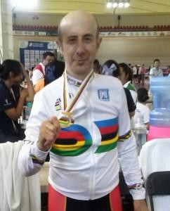 Urrezko dominarekin, pozarren Amador Granados