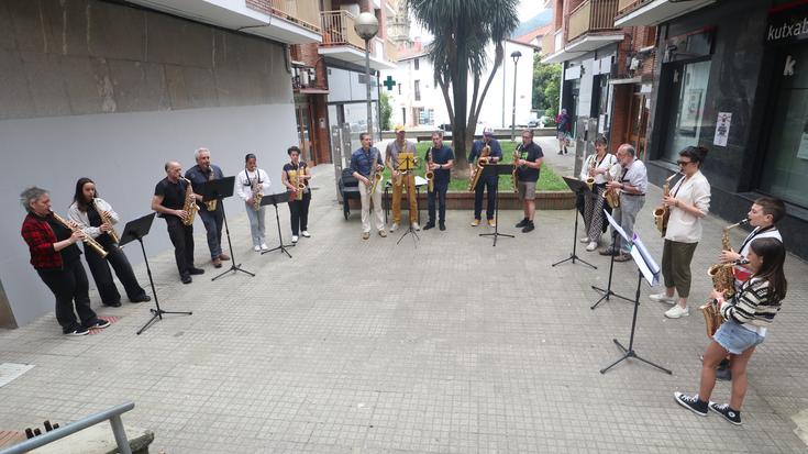 Altsasuko eta Usurbilgo saxo taldeek girotu dute herria