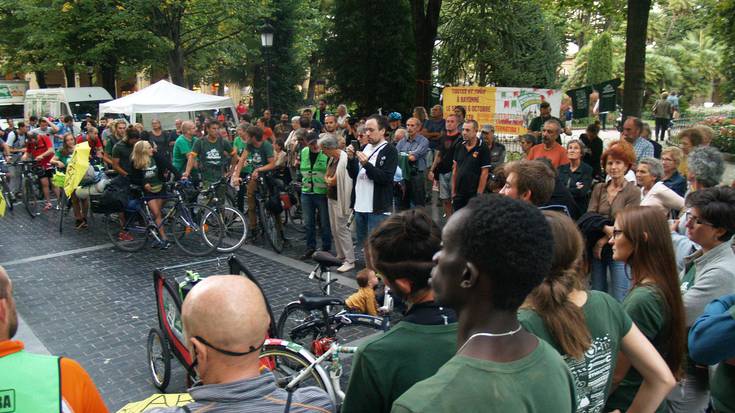 Erraustegia eta metroa geldiaraztea galdegin dute Donostian, Alternatiba Tourrari egin dioten harrera ekitaldian
