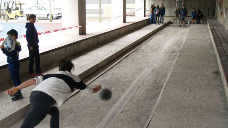 Askatasuna plaza Usurbilgo jaien erdigunea, zikiro jan eta bola txapelketarekin