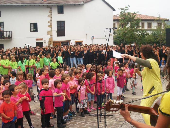 KMK15-ek urriaren 4rako soinu banda, bideoklipa eta koreografia prest ditu