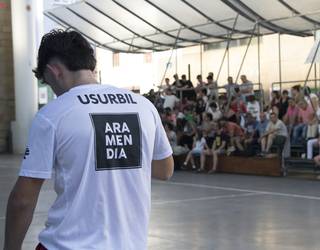 Usurbil pilotako herriartekotik kanpo gelditu da