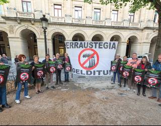 Erraustegia geratzeko Aldundiaren atarian mobilizatzera deitu dute larunbatean